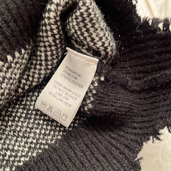 Eesome black and white lightning bolt distressed v-neck sweater - Picture 7 of 10